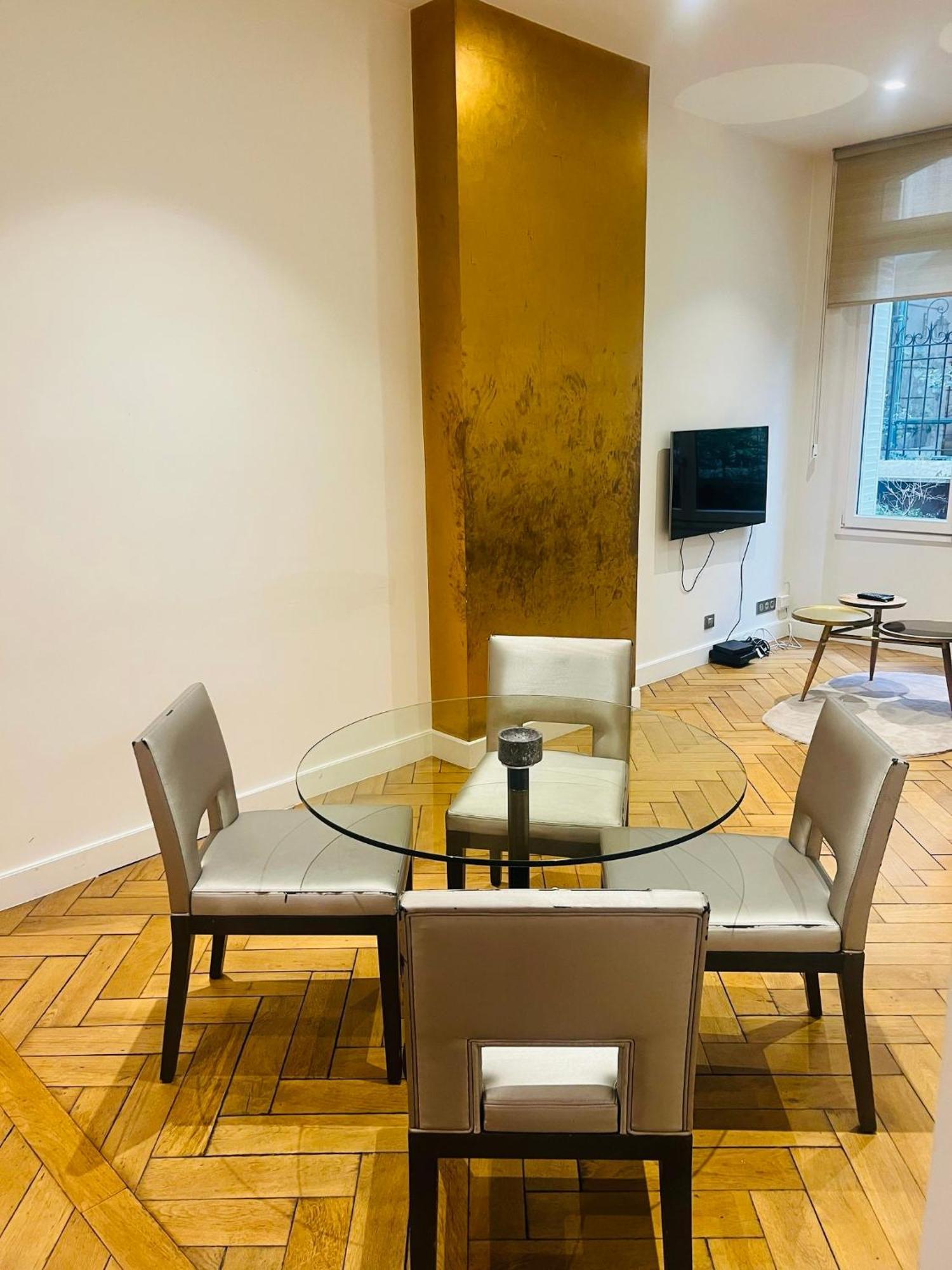 Tour Eiffel Montaigne Appartement *