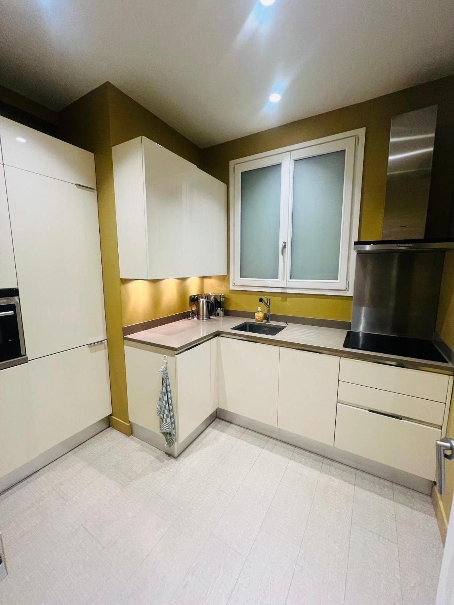 Tour Eiffel Montaigne Appartement *